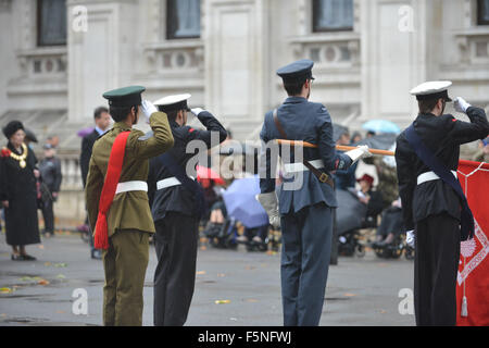 Whitehall, Londres, Royaume-Uni. 7 novembre 2015 l'Association des veuves de guerre Service du souvenir au monument commémoratif à Londres Banque D'Images