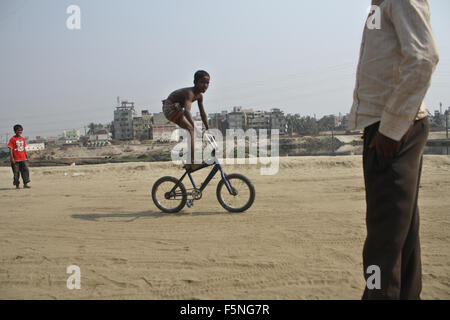 Les enfants des bidonvilles du Bangladesh à vélo sont à Dhaka. Banque D'Images