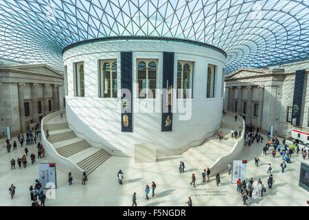 Portrait de la reine Elizabeth II Grande Cour, British Museum, Bloomsbury, London, England, UK. Banque D'Images