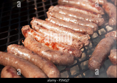 Boervors sud-africaines traditionnelles sausages on a Barbecue grill, ou sud-africain braai. Saucisse de viande sud-africaine de création, de savoir comme Boerwors Banque D'Images