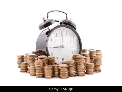 Le temps est argent. Réveil avec des piles de pièces. Chemin de détourage inclus. Banque D'Images