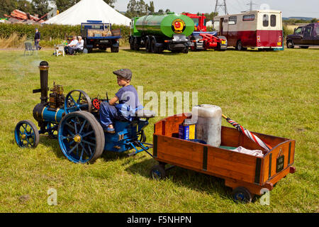 Moteur de traction miniature conduit par un jeune garçon à la vapeur 2015 Norton Fitzwarren Fayre, Somerset, UK Banque D'Images