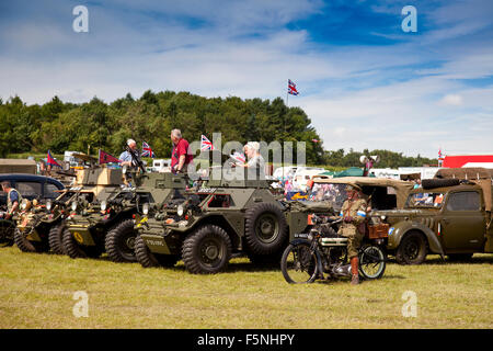 Une exposition de véhicules de l'armée vintage Ferret dans le ring à la 2015 Norton Fitzwarren Fayre Vapeur, Somerset, UK Banque D'Images