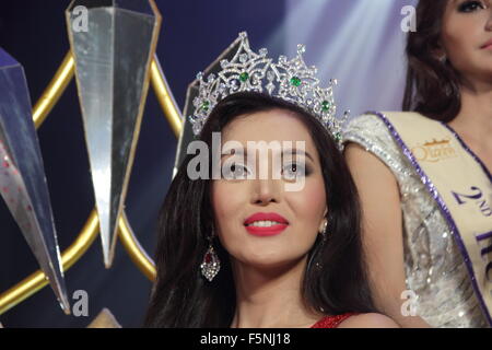 Pattaya, Thaïlande. 6 Nov 2015. Trixie Maristela des Philippines sourit après qu'elle a été couronné vainqueur de la Reine Miss International 2015 transgenre/transsexuel concours de beauté. Miss Trixie Maristela des Philippines a gagné le concours de beauté Miss transgenre, Queen International 2015, avec 27 participants de 17 pays en lice pour la semaine qui s'est tenue en Thaïlande. Banque D'Images