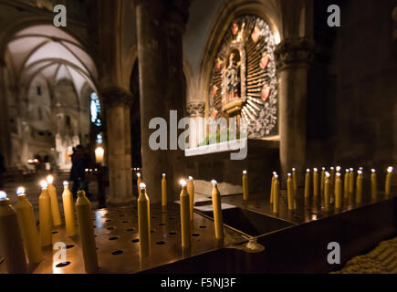 Bougies à un autel latéral de la cathédrale de Regensburg (Dom) de Saint Pierre, de style gothique de la ville historique de Ratisbonne, en Allemagne. Banque D'Images