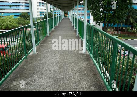 Un pont piétonnier au-croiserai Banque D'Images