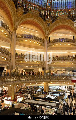 Dans les étages des Galeries Lafayette à Paris Banque D'Images