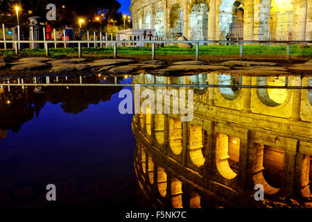 La réflexion du colisée dans l'eau d'une flaque d'eau, Rome Italie Banque D'Images