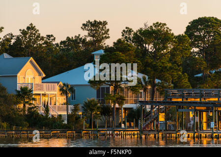 Maisons le long de la Baie des Loups près de croisières cétacés dock, Orange Beach, Alabama. Banque D'Images