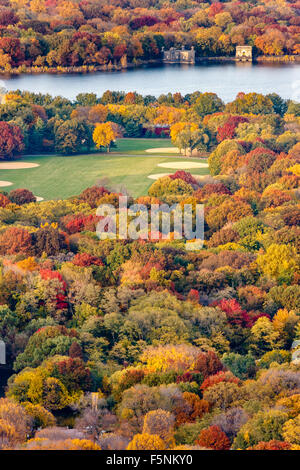 Brillantes couleurs d'automne dans la région de Central Park. Vue aérienne de l'automne de la grande pelouse et Jacqueline Kennedy Onassis Reservoir. New York.