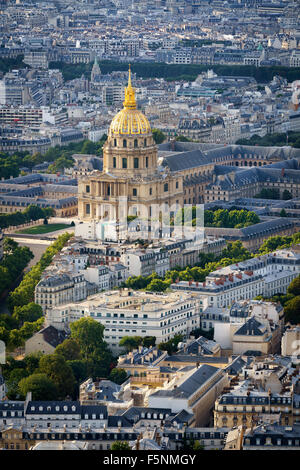 Vue aérienne d'or dôme des Invalides s'élever au-dessus des toits de la 7ème arrondissement, sur la Rive Gauche de Paris, France Banque D'Images