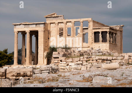 L'Erechtheion est un ancien temple grec construit entre 421 et 406 avant J.-C. sur le côté nord de l'acropole d'Athènes. Banque D'Images