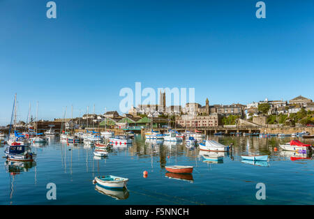 Vue sur le port de Penzance à Cornwall, Angleterre, Royaume-Uni Banque D'Images