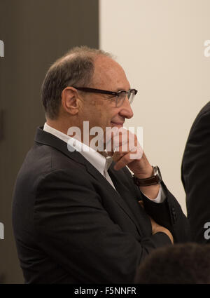 New York, NY, USA. Nov 6, 2015. BRUCE RATNER regarde les Brooklyn Nets annoncent qu'ils auront un D-league franchise au Nassau Coliseum rénové en 2017, le vendredi, Novembre 6, 2015. Credit : Bryan Smith/ZUMA/Alamy Fil Live News Banque D'Images