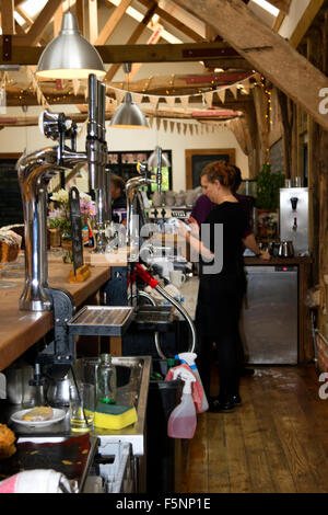 Bar avec le personnel, Jimmy's Farm, Wherstead, Ipswich, Suffolk, UK Banque D'Images