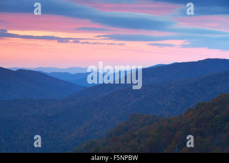 L'automne coloré et grandiose vue sur le montagnes Shenandoah de pinacles surplombent sur Skyline Drive Banque D'Images