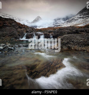 Piscines fée en hiver dans la région de Glen cassantes sur l'île de Skye en Ecosse Banque D'Images