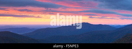 L'automne coloré et grandiose vue sur le montagnes Shenandoah de pinacles surplombent sur Skyline Drive Banque D'Images