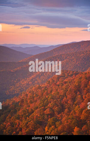 L'automne coloré et grandiose vue sur le montagnes Shenandoah de pinacles surplombent sur Skyline Drive Banque D'Images