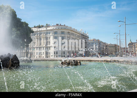 Vienne, Autriche - 1 août 2015 : fontaine dans la vieille ville près de Schwarzenbergplatz au Monument commémoratif de guerre soviétique le 1 août 2015 dans Vie Banque D'Images