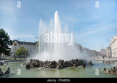 Vienne, Autriche - 1 août 2015 : fontaine dans la vieille ville près de Schwarzenbergplatz au Monument commémoratif de guerre soviétique le 1 août 2015 dans Vie Banque D'Images