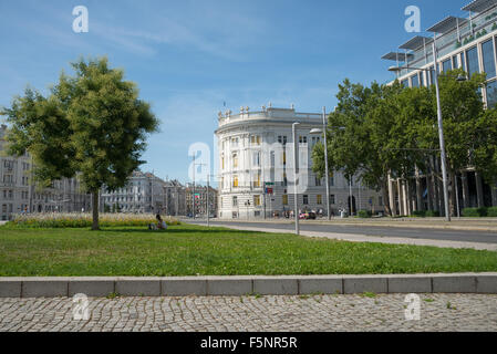 Vienne, Autriche - 1 août 2015 : fontaine dans la vieille ville près de Schwarzenbergplatz au Monument commémoratif de guerre soviétique le 1 août 2015 dans Vie Banque D'Images