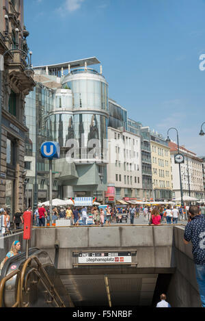 3 AOÛT À VIENNE : près de l'entrée de la station de métro Stephanplatz point crucial pour le transport d'oon août 1, 2015 dans Banque D'Images