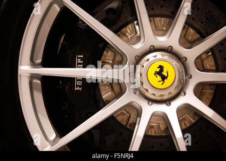 Détail de roues en alliage d'une Ferrari FXXK (2014) au Musée Ferrari à Maranello, Italie. Banque D'Images