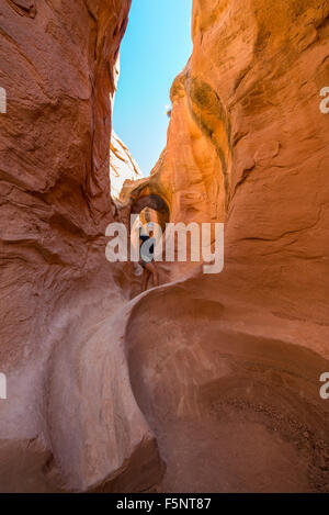 Une femme admire la lumière chaude dans le Ravin de Peekaboo Escalante Canyons de Grand Staircase Escalante National Monument (Utah). Banque D'Images