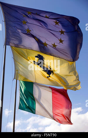 L'italien, européen et Ferrari, je vois des drapeaux au-dessus de l'entrée de l'usine Ferrari sur via Enzo Ferrari à Maranello, Italie. Banque D'Images