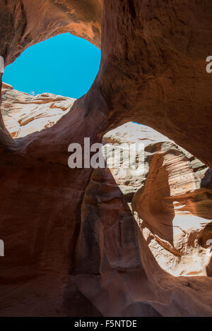 Érodée dans arches de grès rouge, étroit canyon Grand Staircase-Escalante Peekaboo Banque D'Images