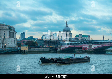 Tamise Cathédrale St Paul Crépuscule London England UK Banque D'Images