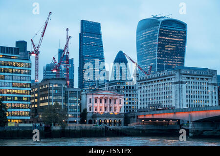 La Ville talkie walkie Gherkin Cheesegrater Thames London Bridge at Dusk Banque D'Images