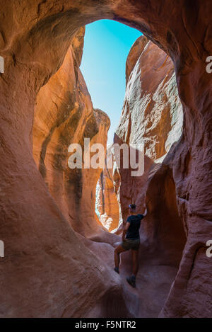 Une femme admire la lumière chaude dans le Ravin de Peekaboo Escalante Canyons de Grand Staircase Escalante National Monument (Utah). Banque D'Images