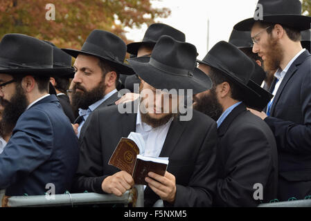 Les hommes juifs religieux à l'Ohel dans la région de Cambria Heights Queens, New York en attendant de faire une prière à la tombe de Rabbi. Banque D'Images