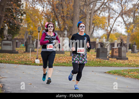 Detroit, Michigan, USA. Les coureurs de cimetière Holy Cross pendant la course annuelle des morts 5K/10K race. L'événement célèbre le Jour des Morts mexicain tradition, avec beaucoup de coureurs portant les costumes ou peint des visages. Crédit : Jim West/Alamy Live News Banque D'Images