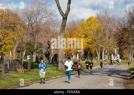 Detroit, Michigan, USA. Les coureurs de cimetière Holy Cross pendant la course annuelle des morts 5K/10K race. L'événement célèbre le Jour des Morts mexicain tradition, avec beaucoup de coureurs portant les costumes ou peint des visages. Crédit : Jim West/Alamy Live News Banque D'Images