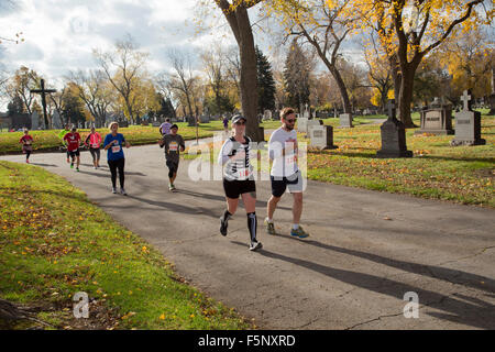 Detroit, Michigan, USA. Les coureurs de cimetière Holy Cross pendant la course annuelle des morts 5K/10K race. L'événement célèbre le Jour des Morts mexicain tradition, avec beaucoup de coureurs portant les costumes ou peint des visages. Crédit : Jim West/Alamy Live News Banque D'Images