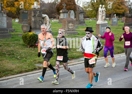 Detroit, Michigan, USA. Les coureurs de cimetière Holy Cross pendant la course annuelle des morts 5K/10K race. L'événement célèbre le Jour des Morts mexicain tradition, avec beaucoup de coureurs portant les costumes ou peint des visages. Crédit : Jim West/Alamy Live News Banque D'Images