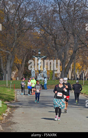 Detroit, Michigan, USA. Les coureurs de cimetière Holy Cross pendant la course annuelle des morts 5K/10K race. L'événement célèbre le Jour des Morts mexicain tradition, avec beaucoup de coureurs portant les costumes ou peint des visages. Crédit : Jim West/Alamy Live News Banque D'Images