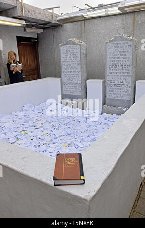 Femme juive priant au Ohel sur les tombes de la 6e et 7e Rav Loubavitch. Cimetière Montefiore à Cambria Heights, NEW YORK Banque D'Images