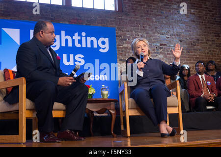 Orangeburg, Caroline du Sud, USA. 07Th Nov, 2015. Le candidat démocrate Hillary Rodham Clinton avec tient une discussion sur des questions importantes pour les Afro-américains avec le journaliste Roland Martin lors de l'historique université Claflin noir 7 Novembre, 2015 à Orangeburg, Caroline du Sud. Banque D'Images