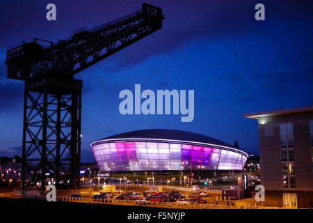 SSE Hydro en photo au crépuscule. Finnieston Crane est au premier plan Banque D'Images