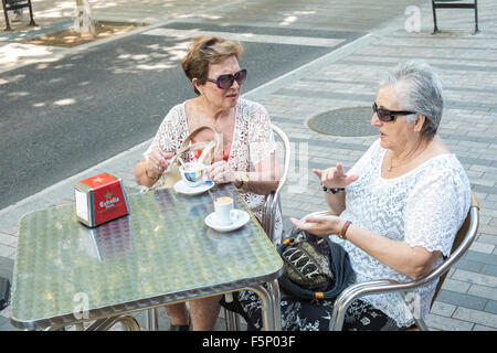 Couple de personnes âgées ayant une pause café à l'extérieur table sur rue, café à l'extérieur, la banlieue de la ville de Terrassa Barcelone,Espagne,Catalogne, Banque D'Images