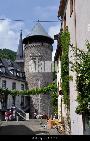 L'ancienne tour de la ville et, sur la gauche, la Chambre des icônes de Trarbach, l'Allemagne, l'un des deux villages connus sous le nom de Traben-Trarbach Banque D'Images