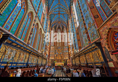 Interior shot avec riche décoration de l'église de Notre Dame élevée au ciel ou la basilique Sainte-Marie de la place du marché de Cracovie Banque D'Images