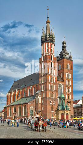 Église Notre Dame élevée au ciel ou la basilique Sainte-Marie de la place du marché de Cracovie, Pologne Banque D'Images