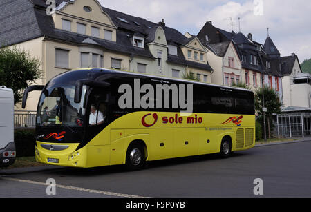 L'Irisbus Magelys Pro coach, inscription WUN OS 66, appartenant à Reiseagentur O Sole Mio à Selb, dans Traben, Allemagne Banque D'Images