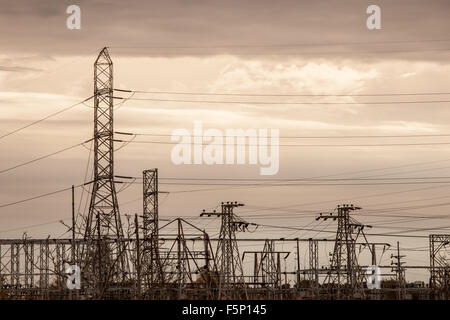 Lignes à haute tension contre ciel chaud. Banque D'Images