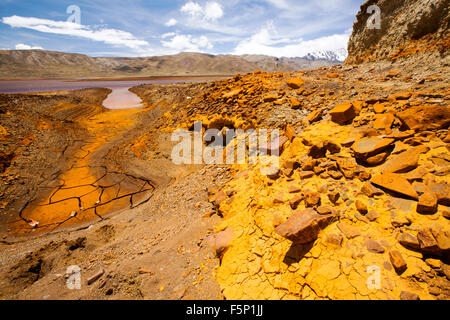 Miluni Laguna est un réservoir alimenté par les eaux de fonte des glaciers andins du pic de Huayna Potosi dans les Andes Boliviennes. Comme casuses Changement climatique Les glaciers de fondre, l'approvisionnement en eau de La Paz, la capitale de la Bolivie est rapidement. Le réservoir est également contaminé par les effluents miniers ainsi qu'à un faible niveau en raison de la sécheresse. Banque D'Images